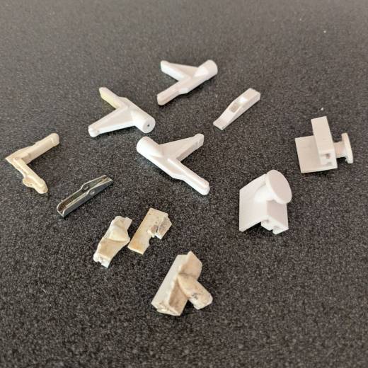 neue teile aus dem 3d-drucker für einen alten fensterrahmen. ohne die neuen teile müsste das ganze fenster ausgetauscht werden